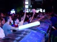 Протестующие в Армении начинают строить баррикады из мусорных баков