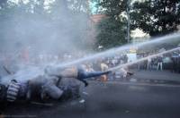 Amnesty International призывает власти Армении наказать полицейских, разгоняющих мирный протест водометами