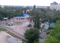 По центру Донецка свободно разъезжает колонна российских танков