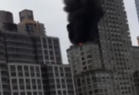 В Нью-Йорке загорелся небоскреб