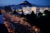 Тысячи греков вышли на улицы, не желая возвращать долги, но правительство заявило о приверженности еврозоне