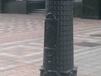 Возле здания Верховной Рады стоит столб с перевернутым Тризубцем: «В какой стране это возможно?»