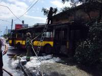 Во Львове посреди города сгорел дотла рейсовый троллейбус