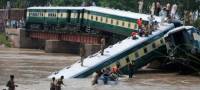 В Пакистане пассажирский поезд сорвался в реку. Есть жертвы