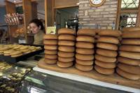 В Греции пенсионерам и многодетным семьям будут раздавать бесплатный хлеб