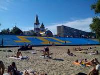 На киевской Оболони появился гигантский крымскотатарский флаг