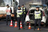 Неизвестные взяли в заложники 18 человек в магазине около Парижа