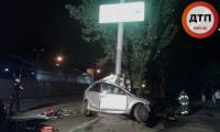 В Киеве Ford на скорости влетел в столб. У водителя шансов не было