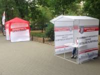 Киевлян возмутили агитпалатки Порошенко и Кличко у памятника Сковороде