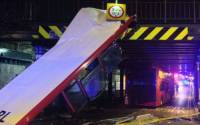 В Лондоне у двухэтажного автобуса в прямом смысле снесло крышу. Пострадали 7 человек