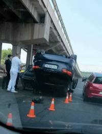 В Киеве на мосту перевернулся автомобиль