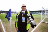 Английский футбольный клуб принял на работу практически слепого фотографа