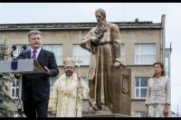 Порошенко во Львове открыл памятник митрополиту Шептицкому