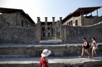 Ради iPhone голландский подросток украл кусок черепицы с руин Помпеи