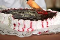 В Таджикистане именинника оштрафовали более, чем на $600 за угощение друзей тортом на день рождения