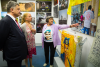 Порошенко вместе с матерю Савченко посетил выставку в германском музее