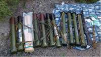 На Донбассе в лесу обнаружен тайник с оружием и наркотиками