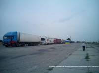 Украинские пограничники на границе с Крымом задержали подозрительные грузовики с металлической мебелью