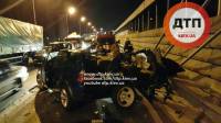 На Южном мосту в Киеве крутой джип врезался в военный грузовик. Погибла женщина