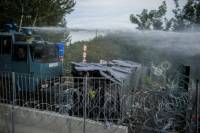 Полиция Венгрии применила слезоточивый газ против мигрантов. Фото и видео с места событий