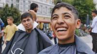 В Гамбурге парикмахеры устроили массовую стрижку беженцев