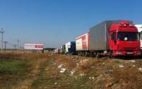 На въезде в Крым образовалась километровая очередь из фур. В два ряда
