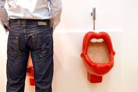 Ученые выяснили, чем полезен полный мочевой пузырь для лжецов