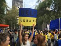 «Мы все украинцы сегодня». В Сети появились новые фото с митинга, который прошел в центре Нью-Йорка