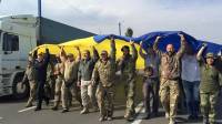 Участники блокады Крыма развернули перед носом у оккупантов огромный украинский флаг