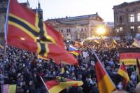 На митинге против «понаехавших» в Германии можно было заметить российский флаг