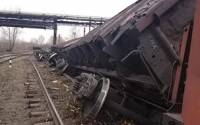 Во Львовской области сошли с рельсов пять вагонов грузового поезда, два из них упали в реку