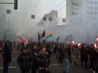 В Киеве участники марша «Свободу политзаключенным» забросали фаерами Конституционный суд
