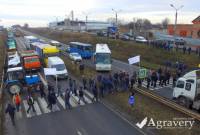 В Украине начинается масштабный митинг аграриев. Активисты перекрывают основные трассы страны