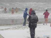 В Одессе открыли пляжный сезон зимним заплывом