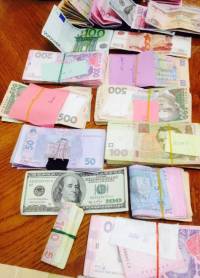 В Днепропетровске за «волосатую лапу» схватили таможенников-коррупционеров: содержимое сейфов поражает воображение