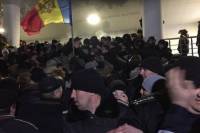 В Кишиневе протестующие ворвались в здание парламента. Видео с места событий