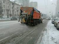 На улицах Киева усердно борются со снегопадом