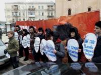 Под посольство Нидерландов принесли «уши» и призвали не слушать «российскую пропаганду»