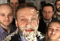 В Москве Навального забросали тортами