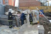 В Ирпене на людей упал строительный кран. Один человек погиб, двое ранены