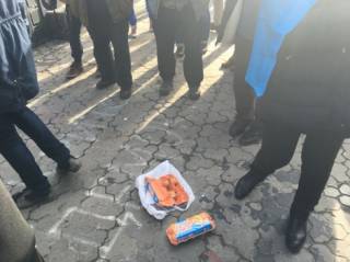 Митингующие забросали посольство России в Киеве тухлыми яйцами