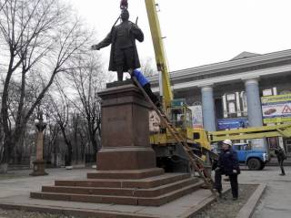 В Запорожье принялись демонтировать памятник Кирову