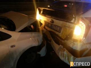 В Киеве в патрульный автомобиль влетела иномарка. Женщину-полицейского забрала «скорая»