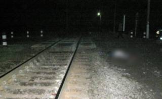 На Киевщине пара влюбленных экстремалов легла под поезд
