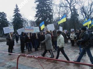 Под ВР активисты забросали гривнами митингующих за назначение Луценко генпрокурором