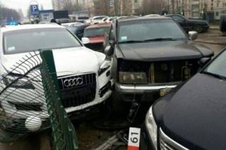 В Харькове пьяная дамочка за рулем въехала в парковку и помяла сразу пять машин