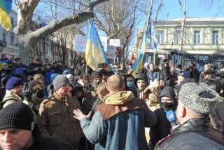 В Одессе прродалжаются протесты под зданием прокуратуры. Один вход уже разблокирован