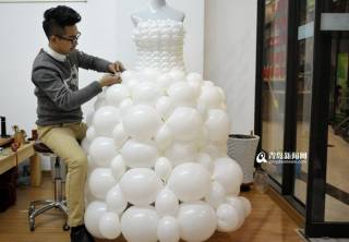 Китаец «сшил» свадебные платья для невесты из... 600 воздушных шаров