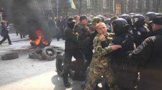 В центре Киева опять горят шины. Начались столкновения