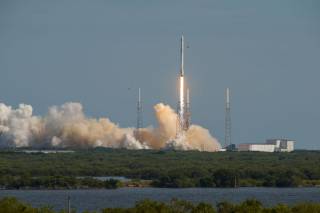 SpaceX впервые успешно посадила ракету на платформу посреди океана